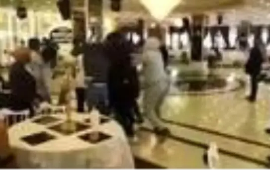 Son dakika haberleri! Esenyurt'ta Nijeryalıların düğün salonundaki ayinine polis baskını kamerada