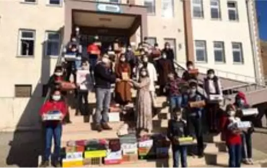 Futbolcudan köy okulu öğrencilerine destek