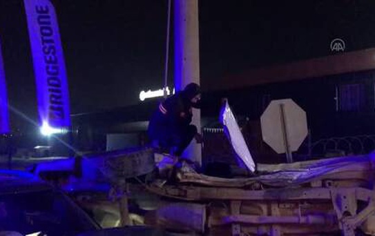 Otomobille çarpışıp devrilen kamyonette sıkışan kişi ağır yaralandı
