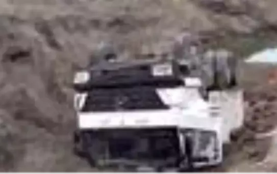 Yol çöktü, kamyon devrildi: 1 yaralı