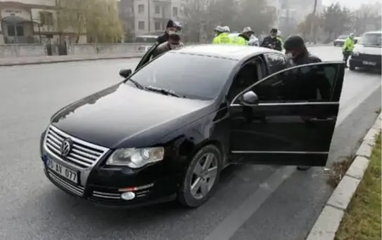 Aracına çarptığı sürücüyü bacağından vurdu, emniyete götürülürken annesine sarıldı