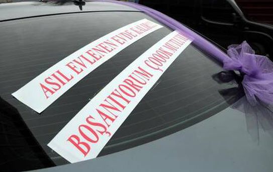 Son dakika haberleri... Boşanma davasına 'Boşanıyorum, çok mutluyum' yazılı aracıyla geldi