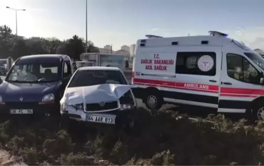 Otomobil ile hafif ticari araç çarpıştı: 4 yaralı