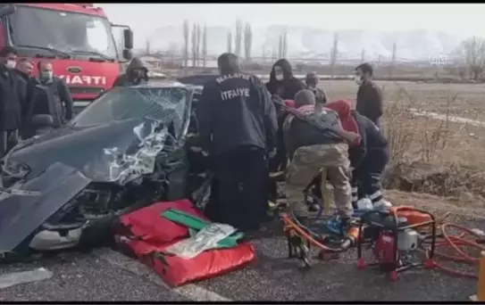Hafif ticari araç ile otomobil çarpıştı: 5 yaralı