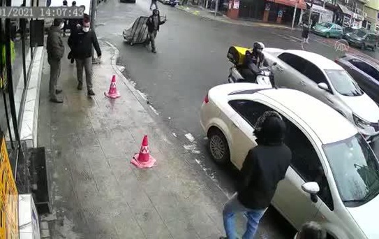 Şişli'de kafasına buz parçası düşen kişi yaralandı