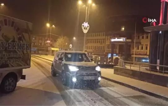 Akşam saatlerinde başlayan kar yağışı vatandaşları sevindirdi