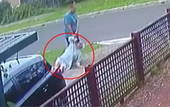 Avustralyalı adamın üvey babasına yaptıkları kan dondurdu! Yerlerde sürükleyip arabayla üstünden geçti