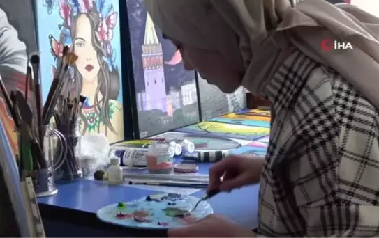 Evinin bir odasını atölyeye çeviren genç kız, hayallerini tuvallere yansıtıyor