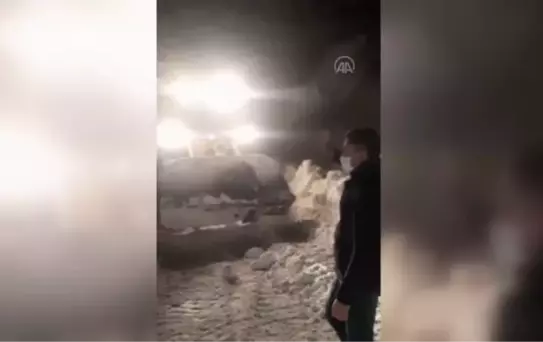 KASTAMONU - Kar nedeniyle köyde mahsur kalan yaşlı kadın kepçede taşınarak kurtarıldı