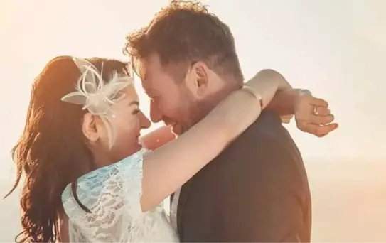 Oyuncu Gözde Okur, gençlik aşkıyla nikah masasına oturdu