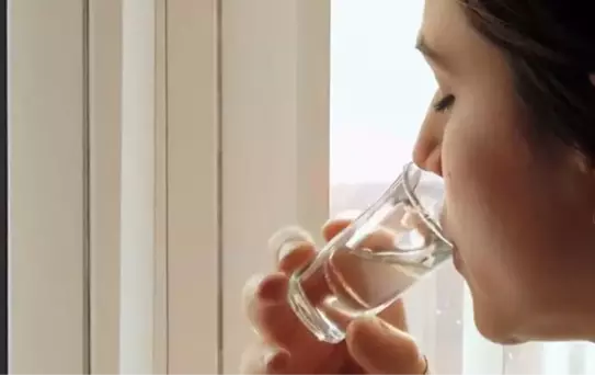 Benzin içme bağımlılığı olan genç kadın, ölümle burun buruna yaşıyor
