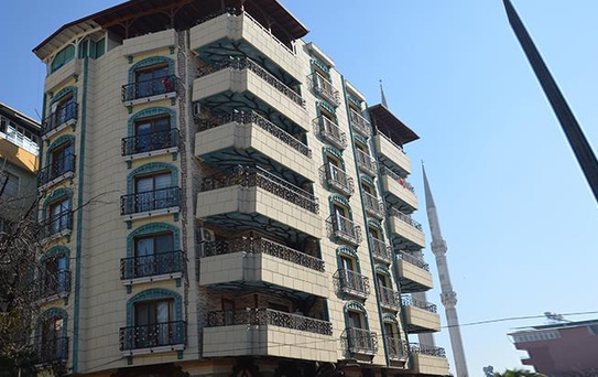 İlginç mimarisiyle 'çöküyormuş hissi veren' apartman görenleri hayrete düşürüyor