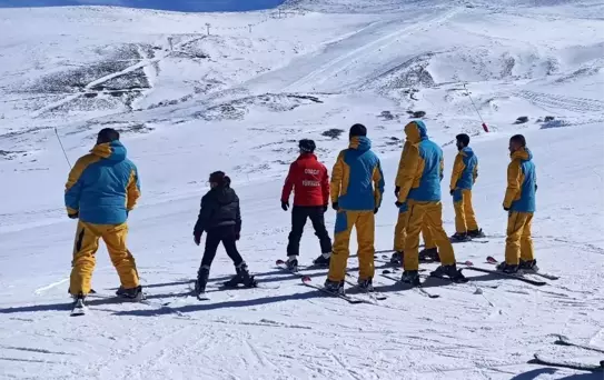 Genç yükümlülerle temel kayak eğitimi