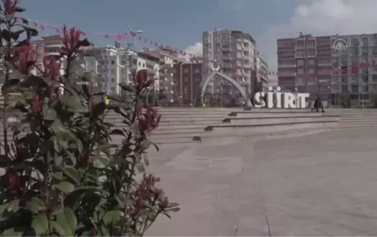 Yeni kontrollü normalleşmeyle 65 yaş üstü vatandaşlar güneşli havanın tadını çıkardı