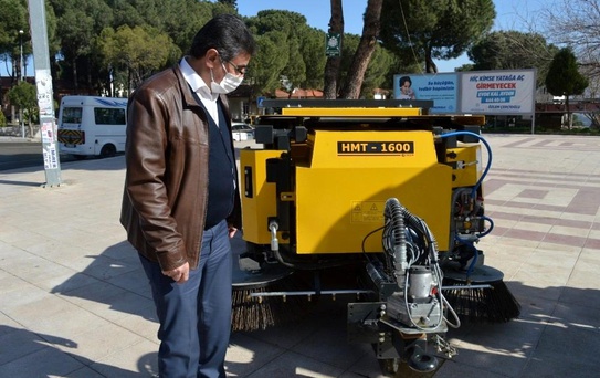 Karacasu sokaklarında süpürge araçları mesaiye başladı