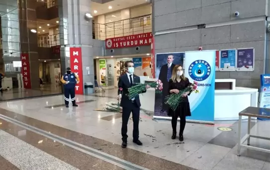 Türk Büro-Sen İstanbul Adalet Sarayı'nda çiçek dağıttı