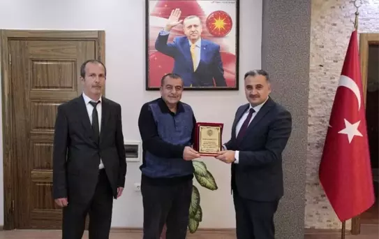 Başkan Mehmet Cabbar'dan emekli olan zabıta personeline teşekkür plaketi