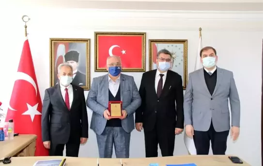 Başkan Akkaya'dan yurt dışındaki hayırseverlere plaket