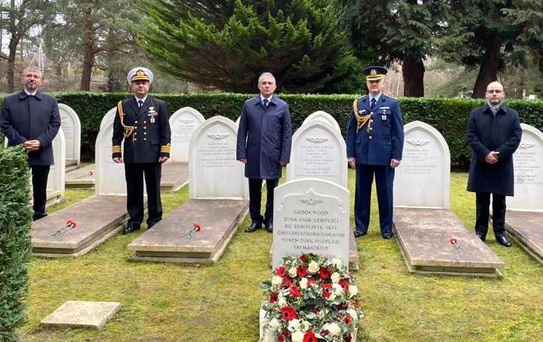 Büyükelçi Yalçın'dan 18 Mart Şehitleri Anma Gününde Brookwood Şehitliğine ziyaret