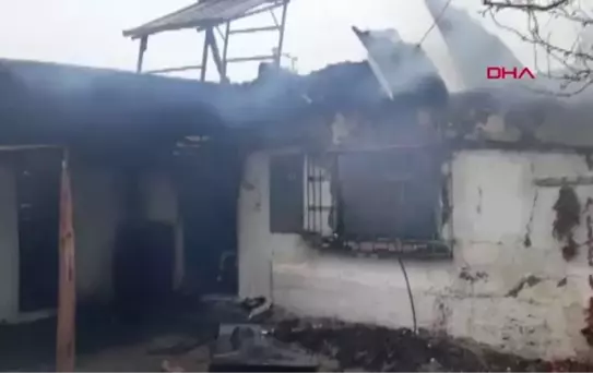 AFYONKARAHİSAR Sobadan çıkan yangında yaşlı çift evsiz kaldı