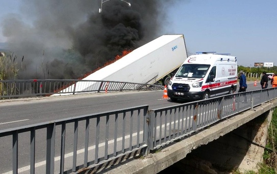 Son dakika haber... - Mersin'de kaza yapan tır alev aldı,