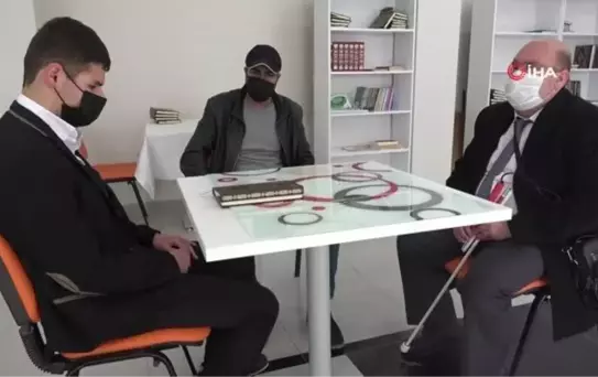 Görme engelli Halit azmiyle takdir toplarken hafızasıyla şaşırtıyor