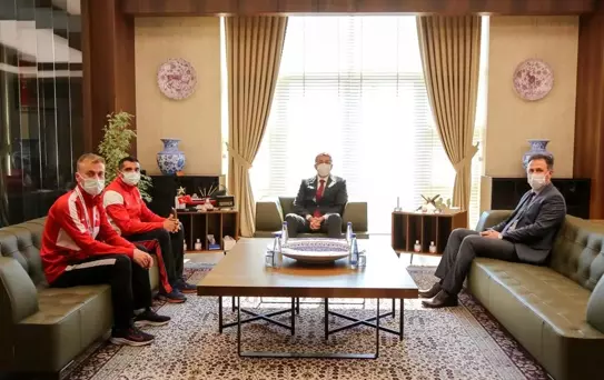 Vali Ali Çelik, başarılı sporcu Oğuz Türker'i tebrik etti