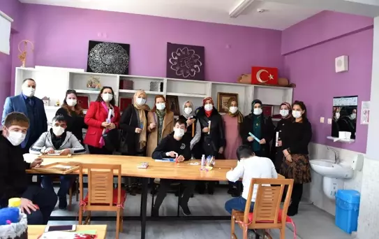 Konya protokolü eşlerinden özel öğrencilere ziyaret