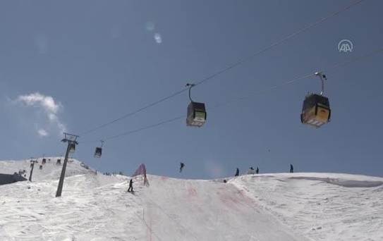 Serbest stil kayak ve snowboard şampiyonası düzenlendi