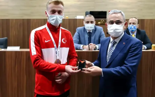 Başkan Işık, milli atlet Türker'i ödüllendirdi