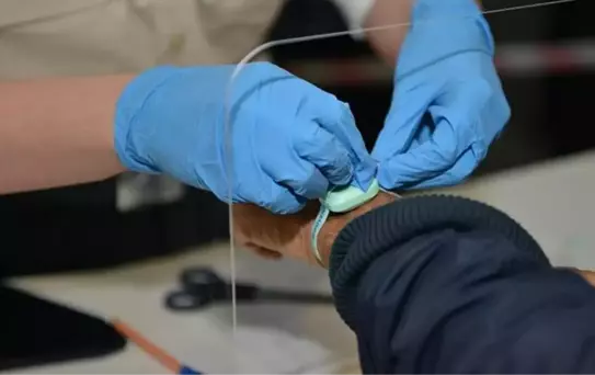 KKTC'de karantinaya girenler 750 liralık elektronik bileklilerle takip edilecek