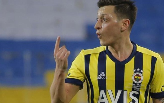 İngiliz basınından Mesut yorumu: 'Arsenal'dan gitti ama dürüst olalım Fenerbahçe kabus oldu'