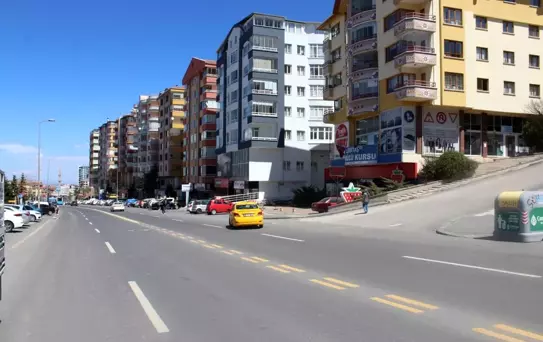 El frenini çekmeden indiği tır park halindeki araçlara böyle çarptı