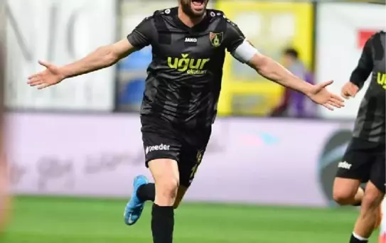 İstanbulspor'un kaptanı Onur Ergün, Aykut Kocaman'ı yakaladı