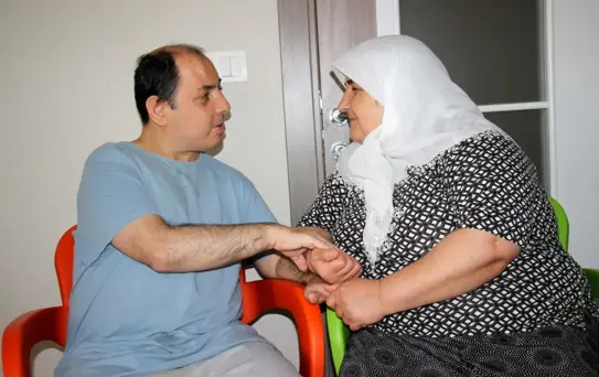 Engelli oğluna 30 yıldır hem annelik hem babalık yapıyor