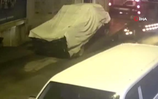 Kamyoneti sahibinin evinin önünden çekiciyle böyle çaldı