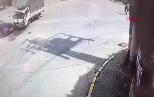 KOCAELİ KAMYONET ÖNCE TIR'A SONRA OTOMOBİLE ÇARPTI: 1 YARALI