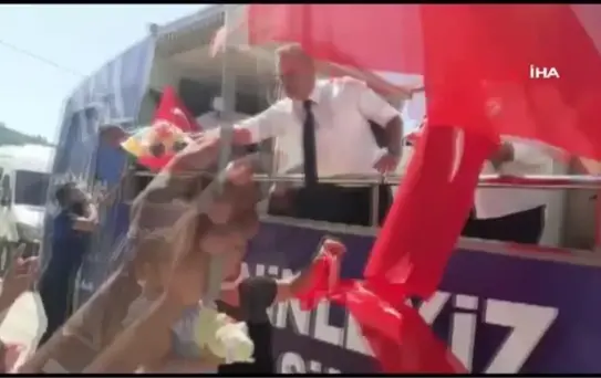 Belediye Başkanı üstü açık otobüsle tur atarak çocuklara bayrak ve oyuncak dağıttı