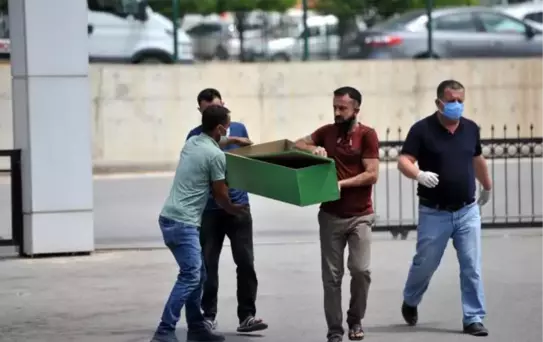 Baba, 2 yaşındaki oğlunun tabutunu bizzat taşıdı