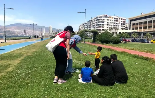 Genç Kızılay Gönüllüleri Çocuklara Kutu Süt Dağıttı
