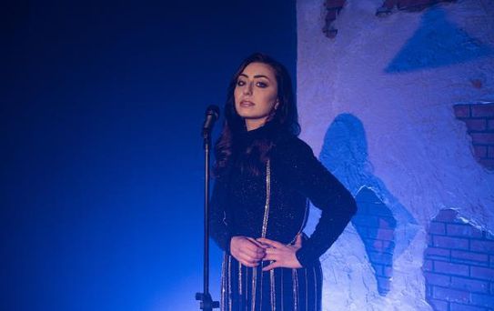 Hafta sonları çalıştığı lokantadan ilham alıyor; genç şarkıcının maksi single'ı çıktı