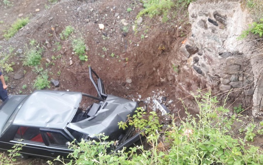 Sivas'ta otomobil menfeze devrildi: 1 yaralı