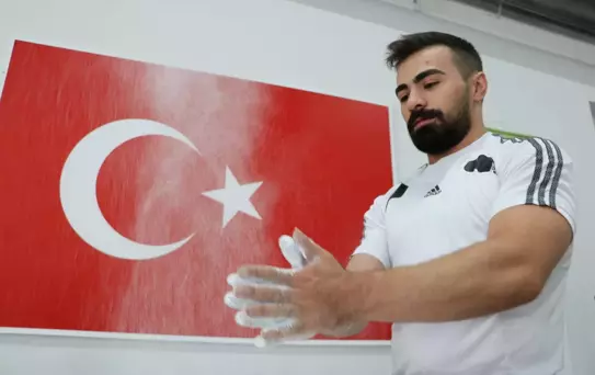 GAZİANTEP - Tokyo Olimpiyatları'na kota alan milli halterci Ferdi Hardal'ın gözü madalyada