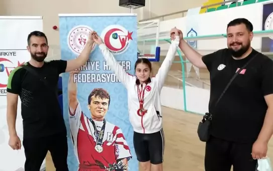 Türkiye Halter Şampiyonası'nda Pursaklar Belediyesi sporcusu Leyla Şanay'dan Türkiye ikinciliği