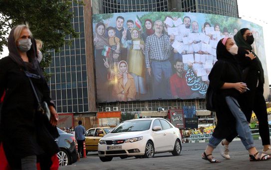 İranlılar yasaklara sahne olan cumhurbaşkanlığı seçimi için sandık başında
