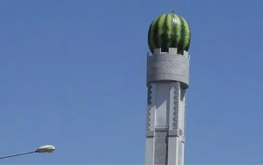 Diyarbakır'da dev karpuz maketi ile kamufle edilen baz istasyonu büyük tepki topladı