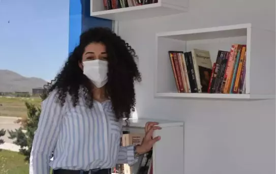 Set up a library at the bus station for her graduation project