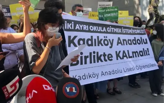 KADIKÖY ANADOLU LİSESİ'NDE ÖĞRENCİ VE VELİLERDEN 'TAŞINMAK İSTEMİYORUZ' EYLEMİ