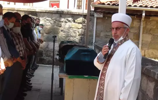 Sakarya'daki kazada hayatını kaybeden yaşlı çift defnedildi