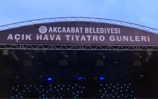 Son dakika gündem: Çocuklar, açık hava tiyatrosunda 'Oz Büyücüsü' adlı oyunu izledi